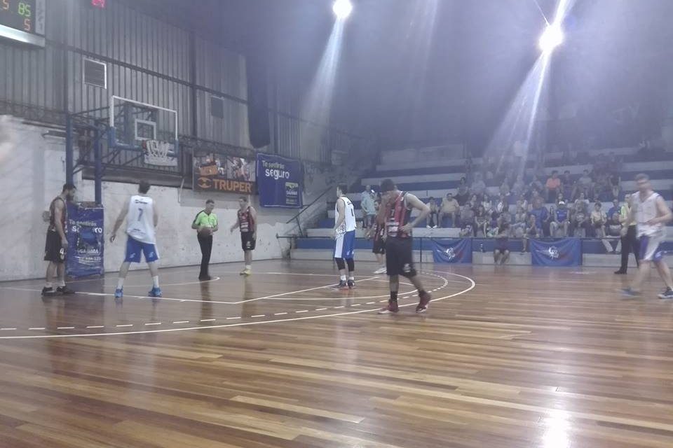 Con viento en la camiseta