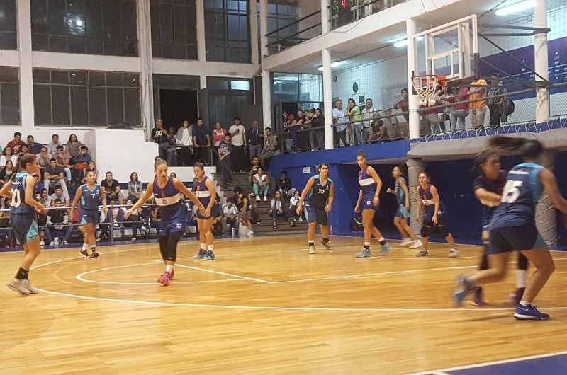 El campeón se estrenó con triunfo