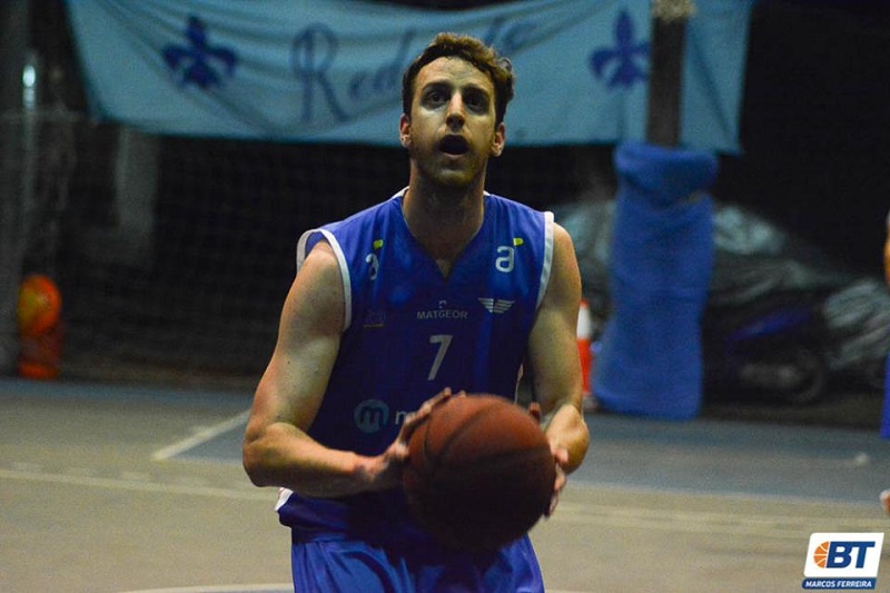 De la mano de un León