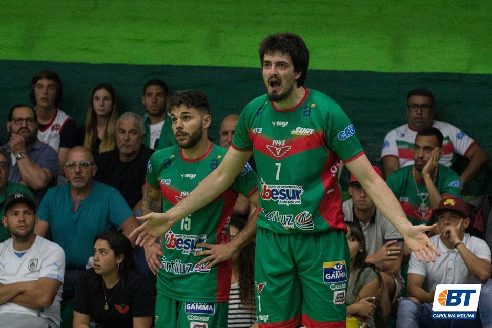 Un León que cruza el río