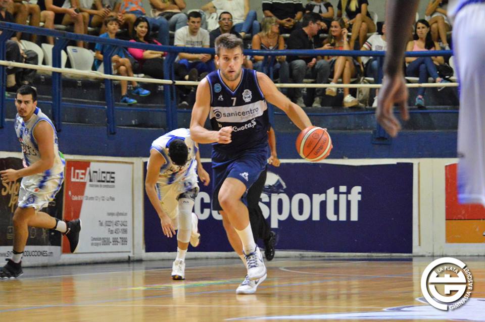 Un lobo feliz en el parque