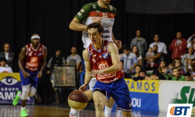 Los pingos se ven en la arena