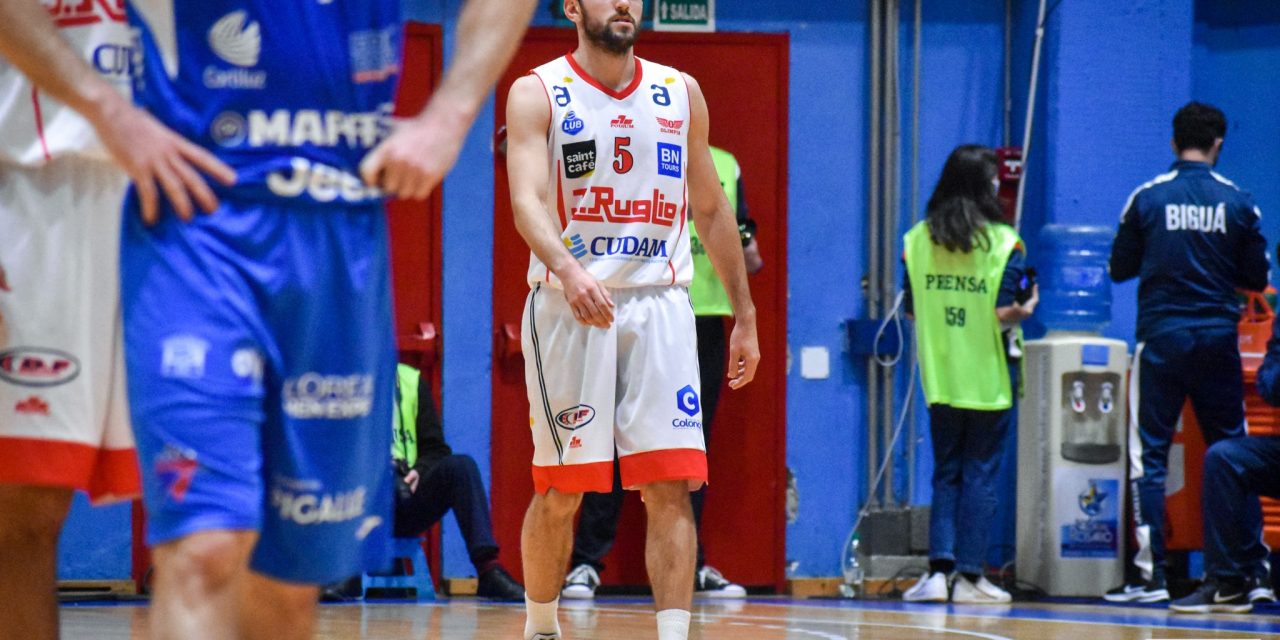 Le da una zurda