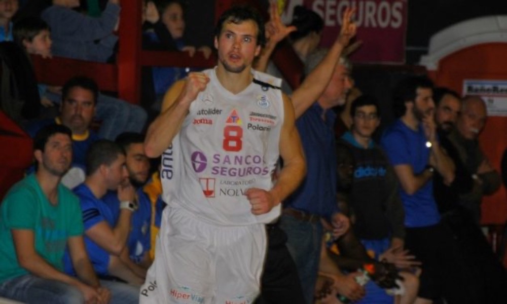 Vuelve a su charco