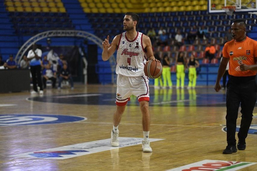 Arremetió en el debut