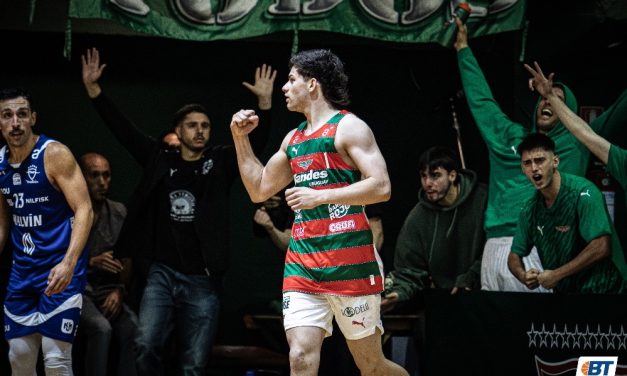 Los pibes allá en la esquina