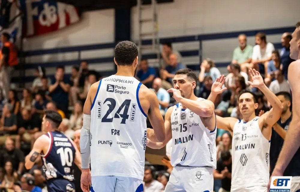 Se cruzan en la playa